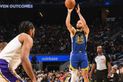 湖人逆袭！在浓眉仅打7分钟的情况下，他们如何战胜勇士并刷新NBA圣诞大战得分纪录？