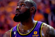 40岁还能拿三双？老詹打破NBA纪录，你敢相信吗？