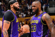 40岁还能拿三双？老詹打破NBA纪录，你敢相信吗？