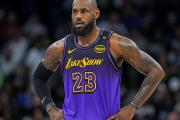 40岁还能拿三双？老詹打破NBA纪录，你敢相信吗？