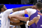 篮球场变擂台？NBA球星上演真实版'排云掌对七伤拳'，你敢相信吗？