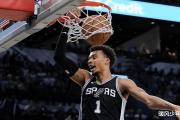 文班亚马，你真的只是人类吗？连续三场20+盖帽，NBA历史上的超级新星！