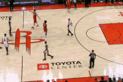 NBA赛场惊现大规模冲突！6人遭驱逐，谁该为这场混乱负责？