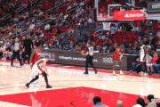 NBA赛场惊现大规模冲突！6人遭驱逐，谁该为这场混乱负责？