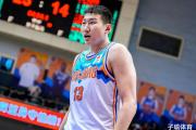 2米24巨人加盟广厦，能否成为夺冠关键？杜锋曝胡明轩伤情，广东男篮如何应对？