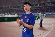 足球界的真挚情感：29岁国脚邓涵文愿无偿效力武汉三镇，球迷感动落泪，这是真爱吗？