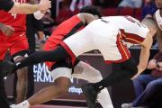篮球场上的'战争'：NBA史上最混乱的一夜？7名球员被驱逐，裁判成了'最佳导演'？