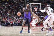 雷霆15连胜震撼NBA，湖人火箭激战谁更胜一筹？