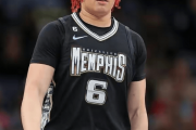 12连胜奇迹背后：洛夫顿能否带领上海男篮重返NBA？