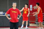 中国男篮国家队遭遇挫折，郭士强严厉批评球员表现，你认为这是球队进步的契机还是危机？