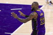 39岁詹姆斯再创历史，NBA最老连续20+10球员是谁？