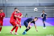 亚洲霸主能否再创辉煌？日本队5-0横扫巴林，国足能否借东风突围？