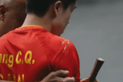 瑞典记者踩断王楚钦球拍，奥委会重罚是否过激？