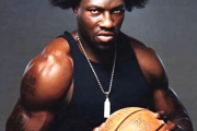 詹姆斯肌肉强悍？但这五位NBA球星的肌肉让他相形见绌！