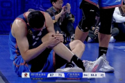 广东男篮遭遇双重打击：输球又输人，第四外援引援计划受阻，球迷呼吁重罚'恶汉'行为，球队前景堪忧？
