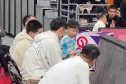 儿子迷恋队友发型，周琦无奈：难道我输给了发型？