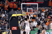 广东男篮惨败上海，外援吉伦沃特独得44分，杜锋无奈叹息，这是否预示着球队的危机？